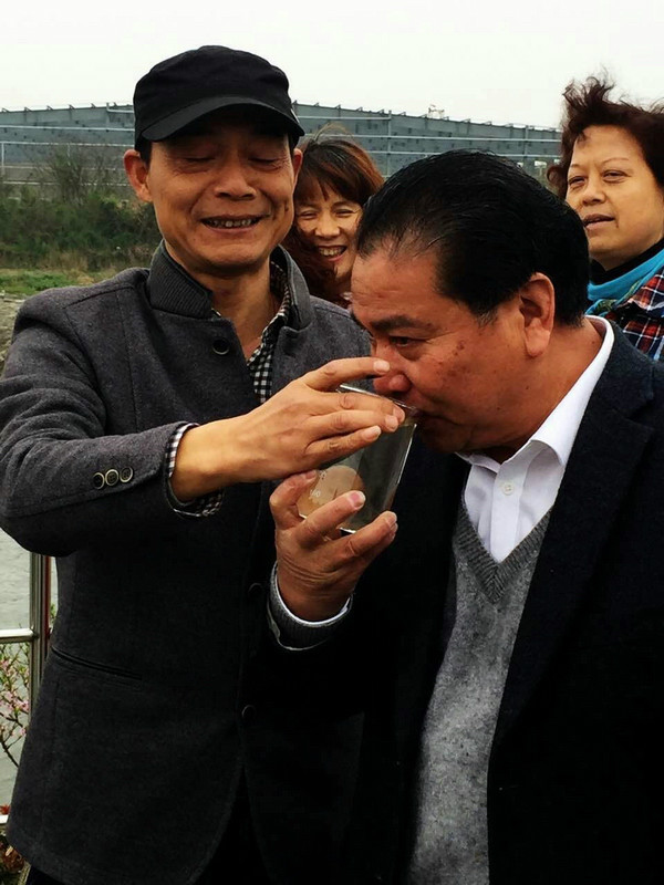 1458704651248093932.jpg 德清县政协委员斯正良亲尝洛舍镇杨树湾污水处理厂合格排放水.jpg